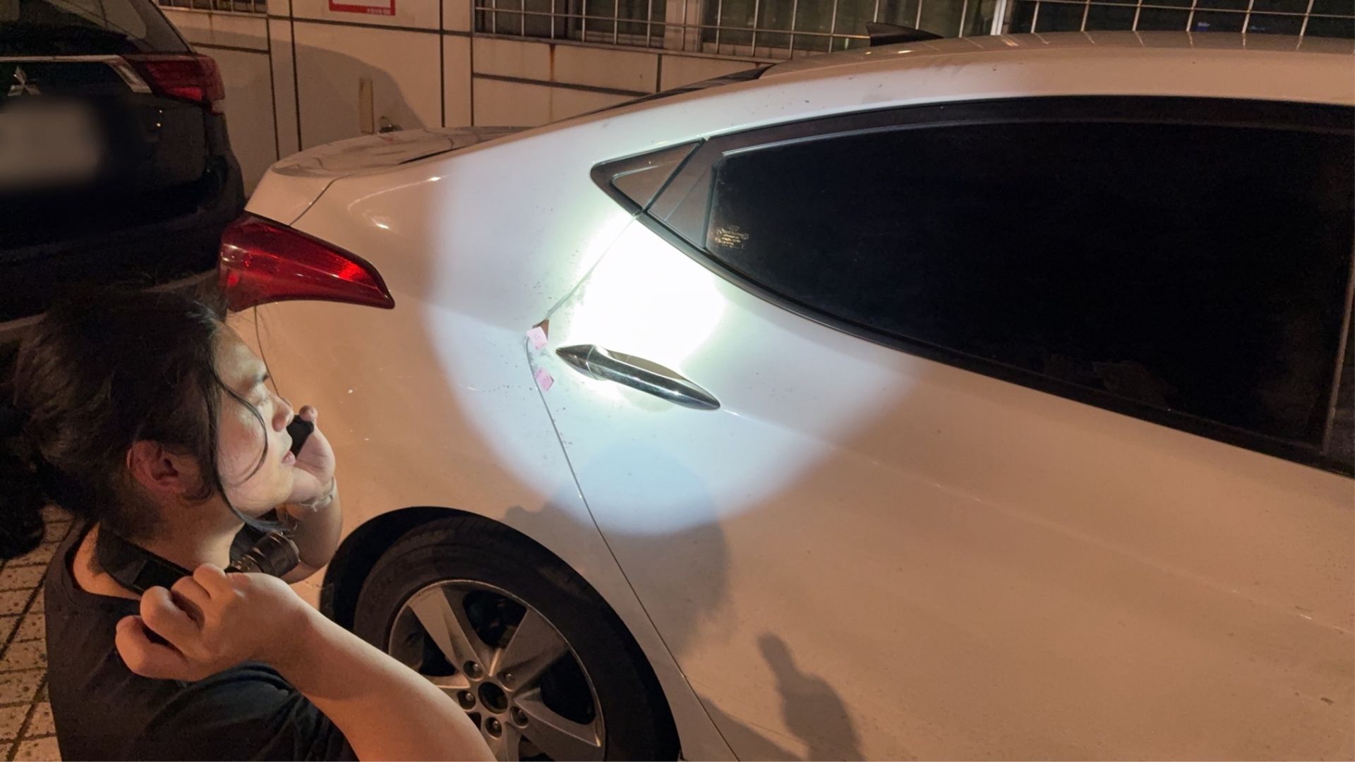 鑑識小組到場採集跡證。