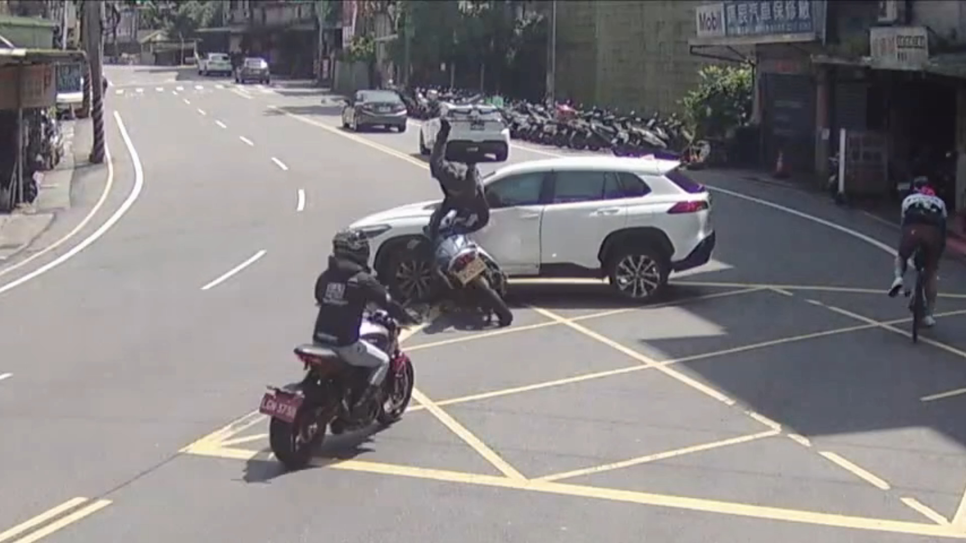 新北市新店區北宜公路昨（22）日上午發生1起驚險車禍。