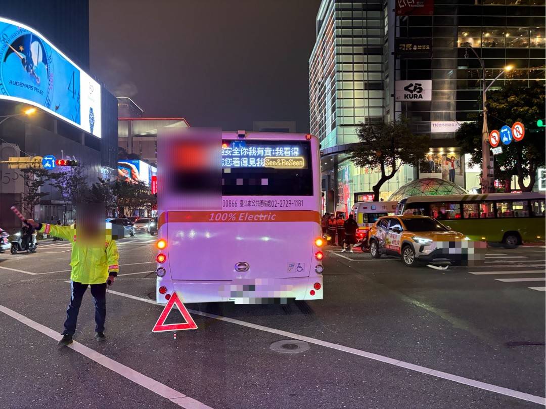 54歲陳姓男子駕駛計程車行經松壽路、松智路口準備左轉時,疑似未禮讓對向直行的首都客運公車,雙方在路口發生猛烈碰撞。