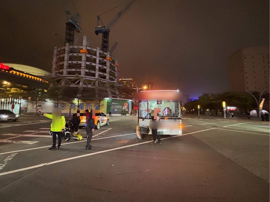 54歲陳姓男子駕駛計程車行經松壽路、松智路口準備左轉時,疑似未禮讓對向直行的首都客運公車,雙方在路口發生猛烈碰撞。