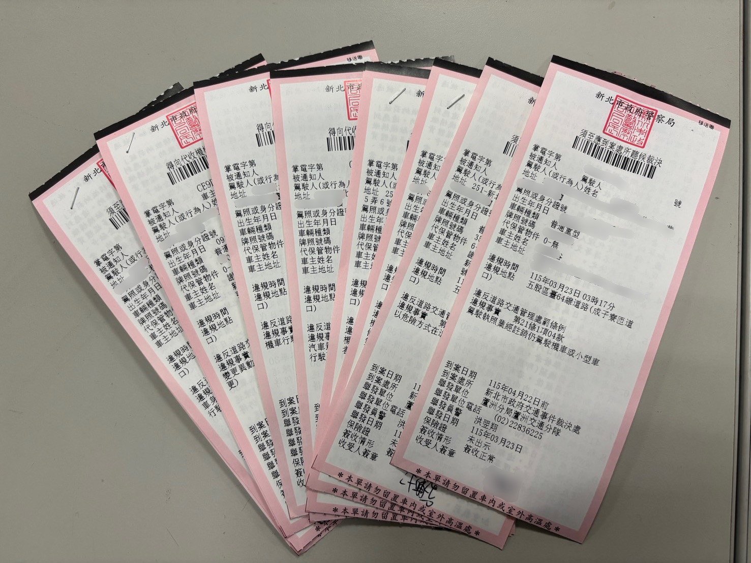 警方訊後除將許男依公共危險罪嫌移送新北地檢署偵辦外，另針對其危險駕駛、無照駕駛、機車違規行駛快速道路、未依規定使用燈光、排氣管與車身變更未登記，以及未依標線行駛等違規行為，一口氣開出8張罰單，總計罰鍰最高可處9萬6600元。