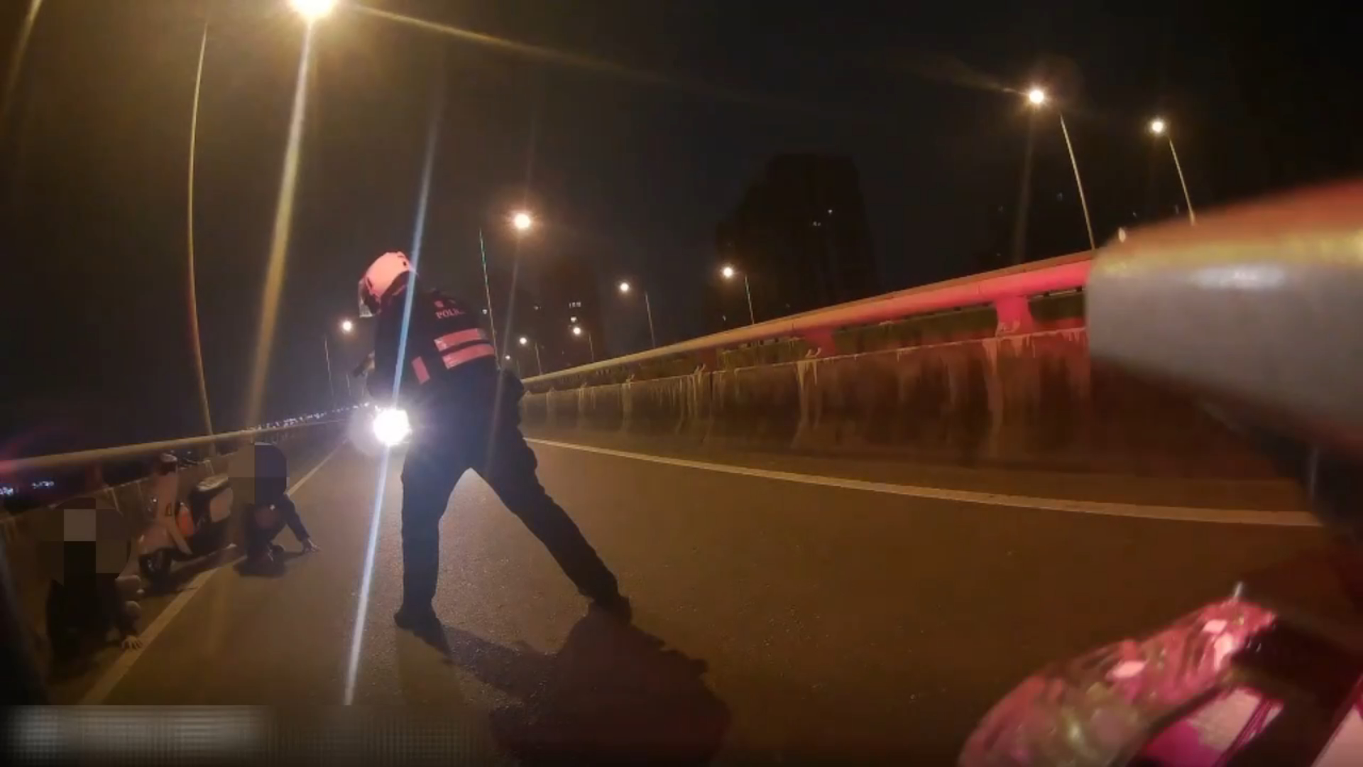 警方在台64線成子寮匝道口處將陳男攔下，強力喝斥並拔槍警戒，許男才乖乖下車配合盤查。