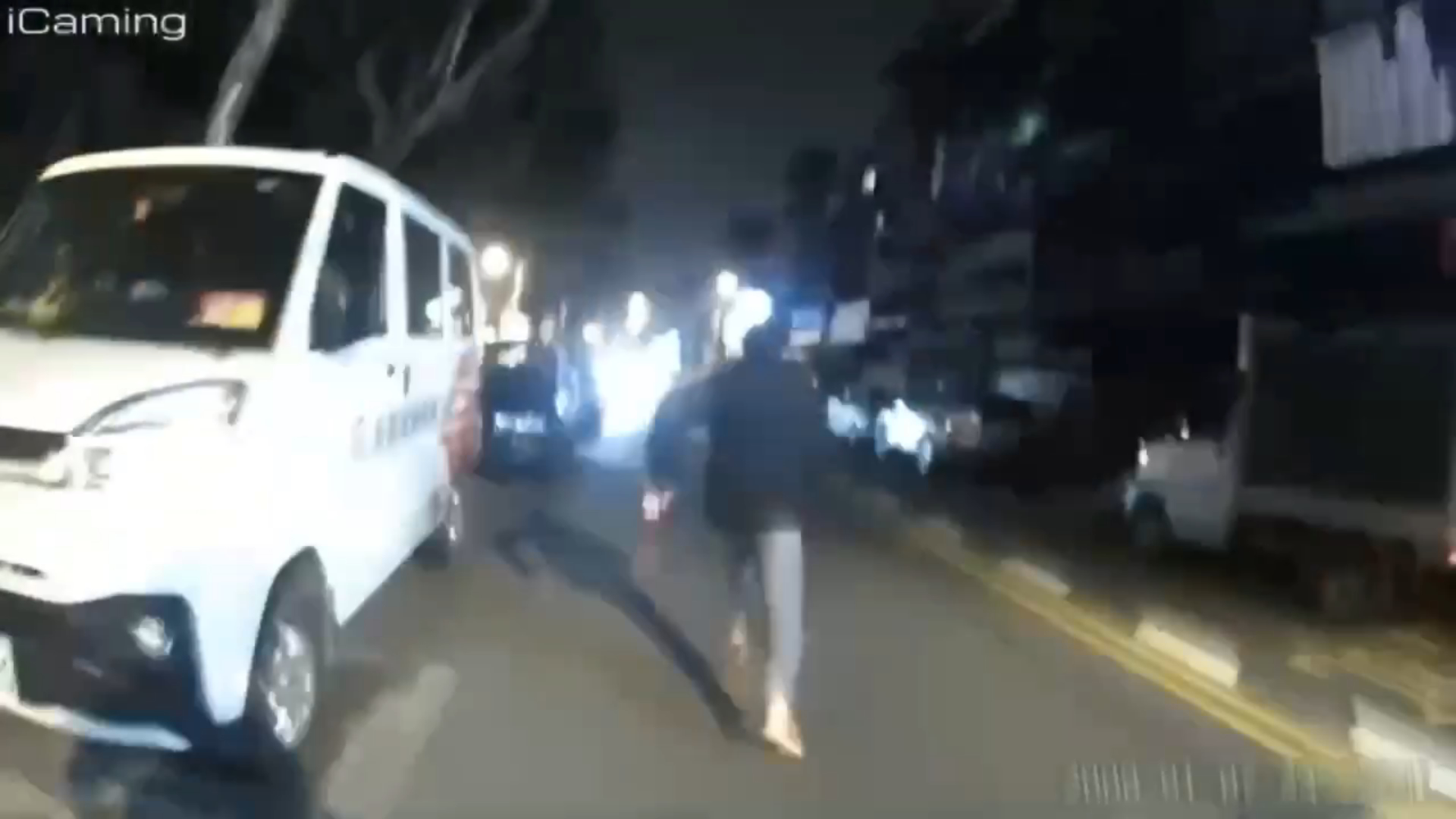 潘男身上散發濃濃酒氣，員警正準備進一步查證身分時，潘男突然一個閃身狂奔逃逸。