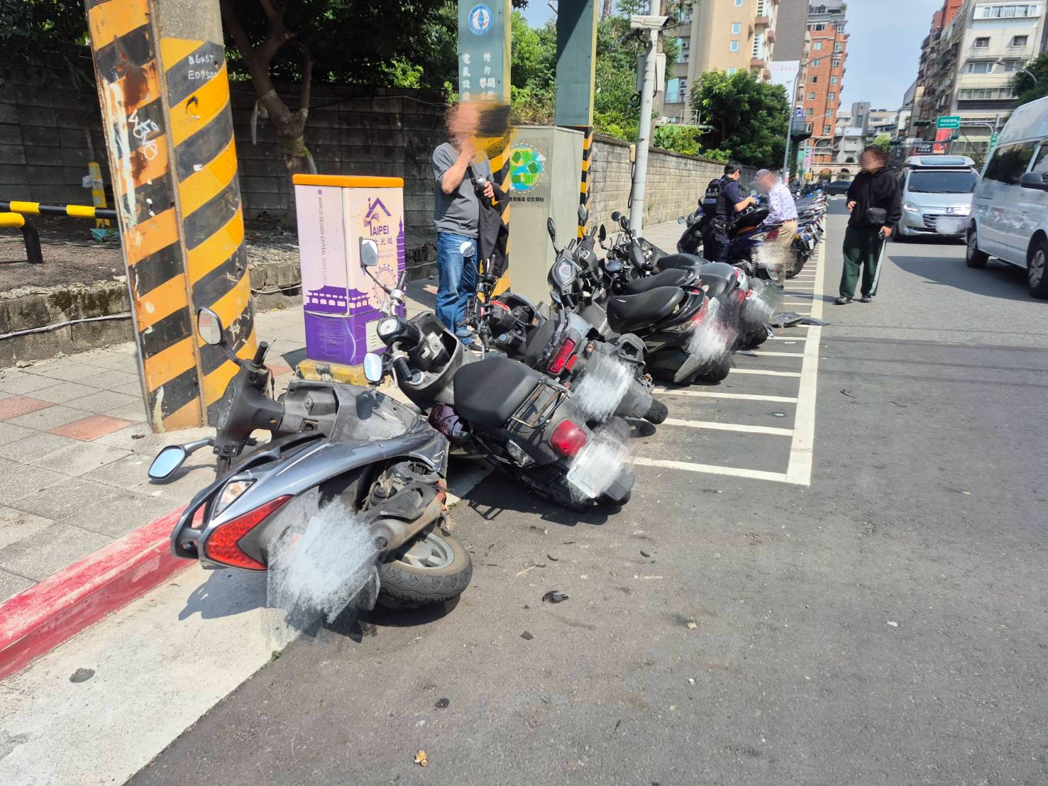 台北市北投區明德路一帶,今(23)日下午13時許發生連環車禍。