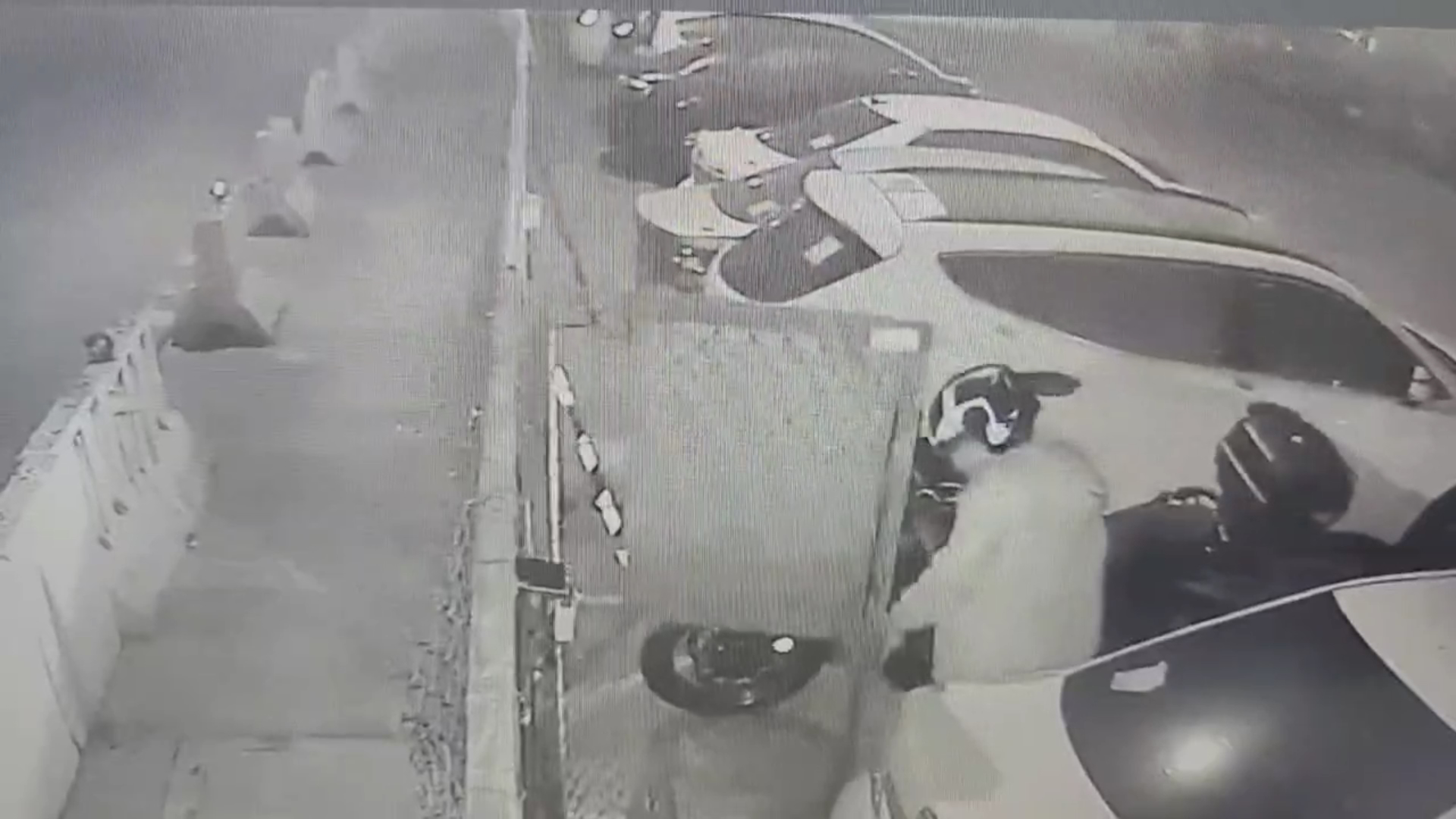 49歲戴姓男子今(2026)年2月間,因酒駕拒測遭警方重罰36萬元並扣留其大型重型機車。疑似無力繳納高額罰款又想討回愛車,戴男竟異想天開,摸黑翻牆潛入保管場將重機偷騎走。