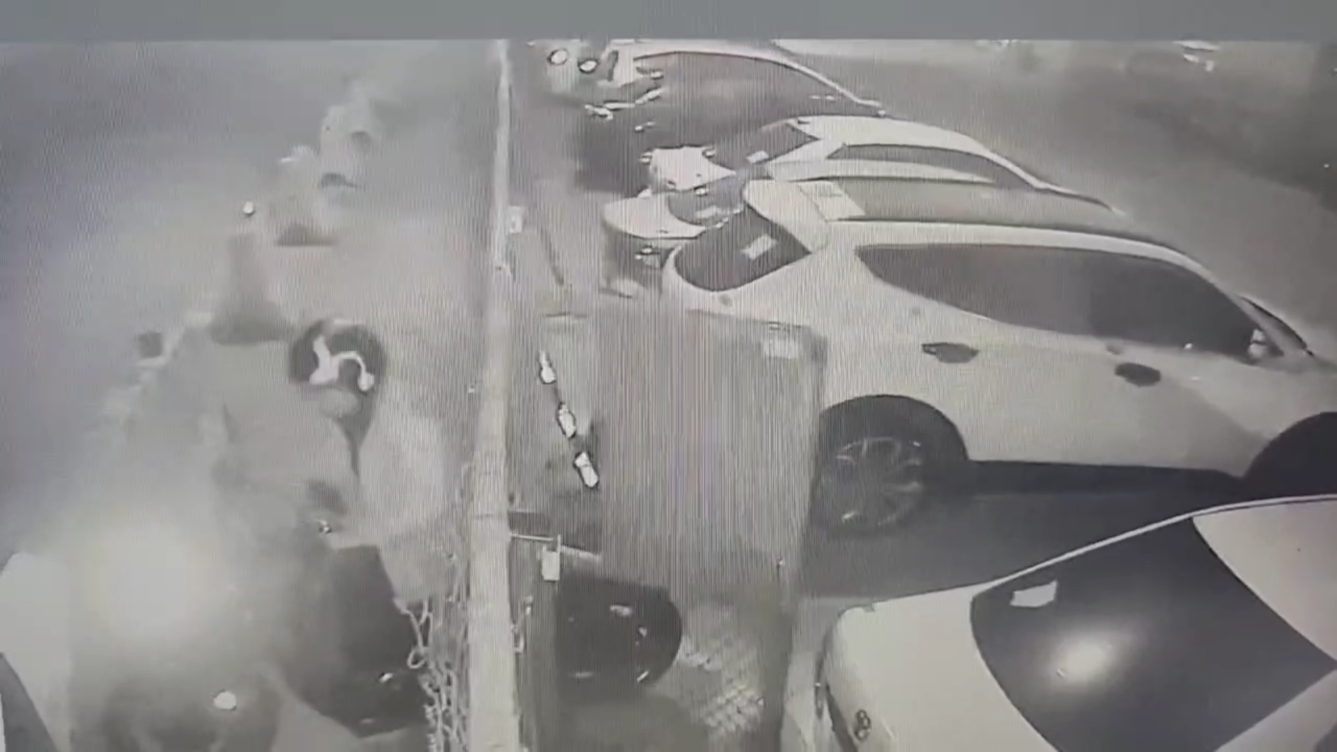 49歲戴姓男子今(2026)年2月間,因酒駕拒測遭警方重罰36萬元並扣留其大型重型機車。疑似無力繳納高額罰款又想討回愛車,戴男竟異想天開,摸黑翻牆潛入保管場將重機偷騎走。