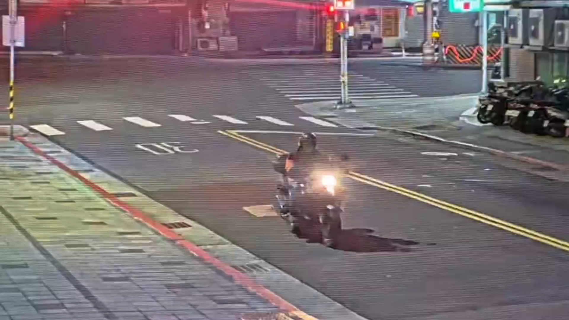 戴男偷回愛車卻直接騎回中和住處,隨即遭循線上門的員警逮捕歸案。