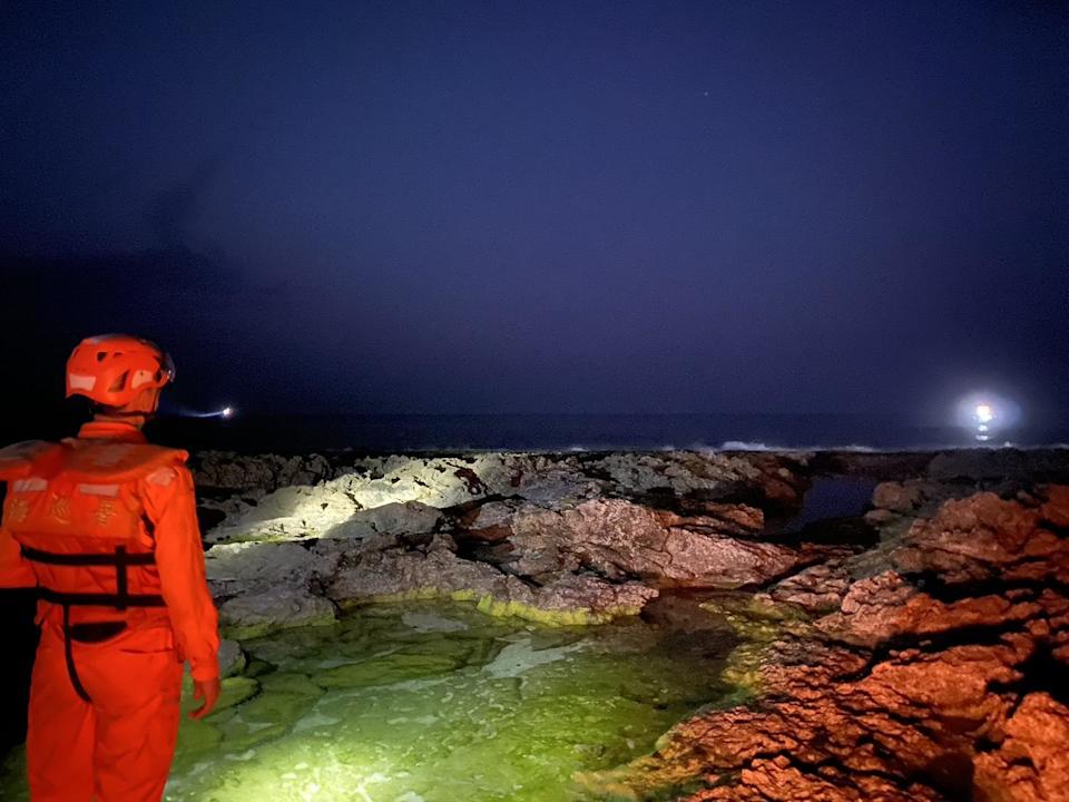 搜救團隊兵分多路，於周邊海域及岸際進行密集搜索。