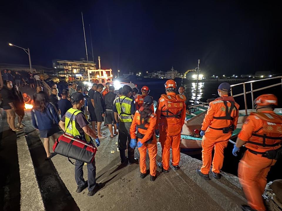 鄭男遺體由家屬搭乘漁船載運至台東富岡漁港，並報請檢察官相驗以釐清確切死因。