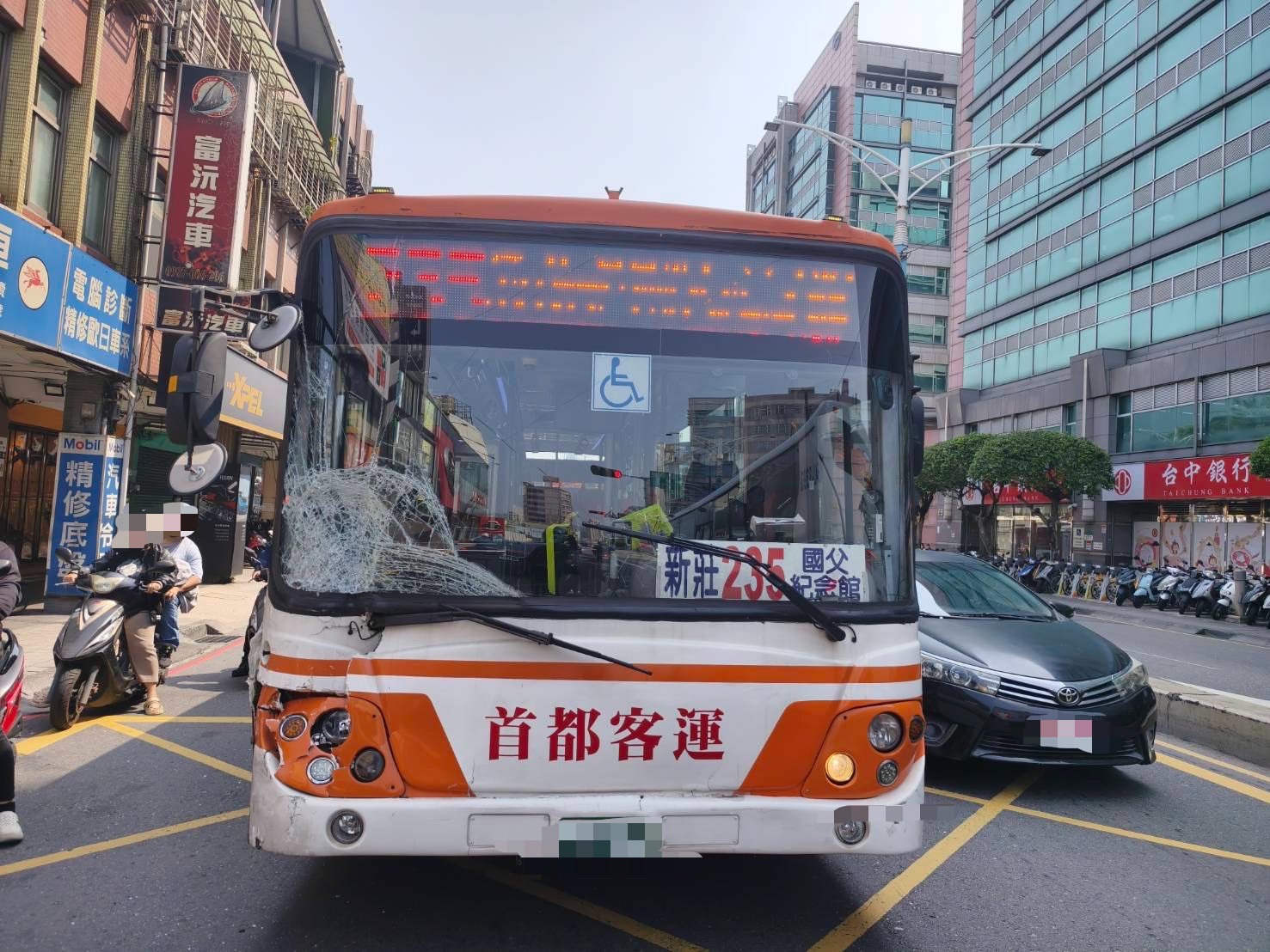 許姓公車司機不知是否因被按喇叭而分心，疑未注意車前狀況與安全距離，當場煞車不及，硬生生追撞前方的小貨車。