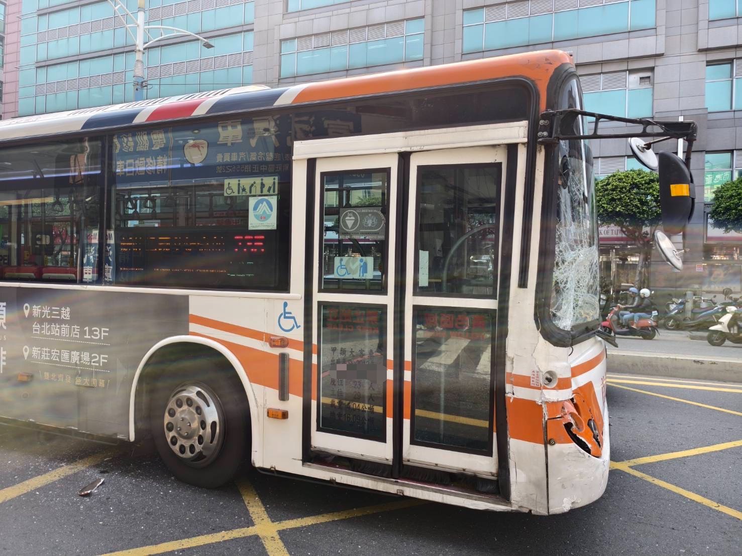 許姓公車司機不知是否因被按喇叭而分心，疑未注意車前狀況與安全距離，當場煞車不及，硬生生追撞前方的小貨車。