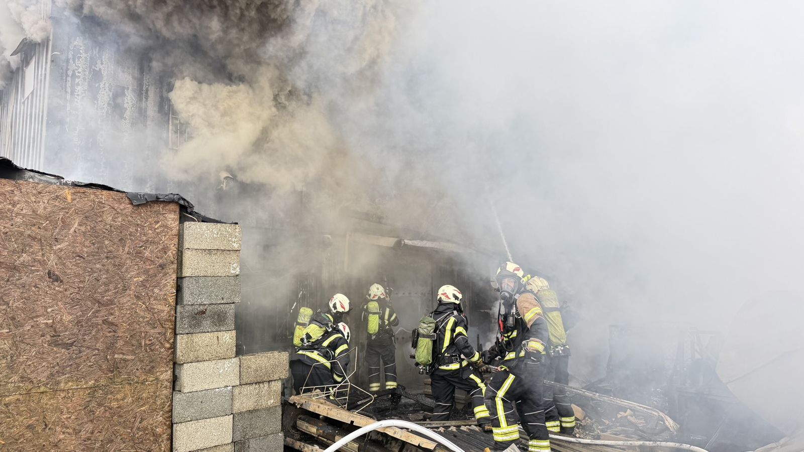 消防人員清理火場時，在1樓廚房尋獲1具男性焦屍，經警方初步調查，死者為20歲黃姓常客。