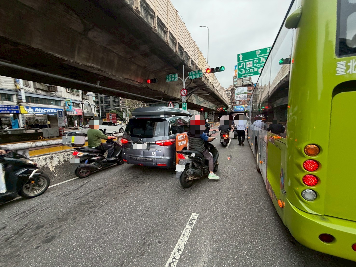 公車左側車身擦撞謝女的機車，強大的撞擊力道讓機車瞬間失控，謝女與後座的黃女雙雙重摔倒地， 失控的機車隨後又波及前方停等紅燈的20歲楊姓男騎士，以及53歲李男駕駛的租賃小客車，釀成4車連環撞。
