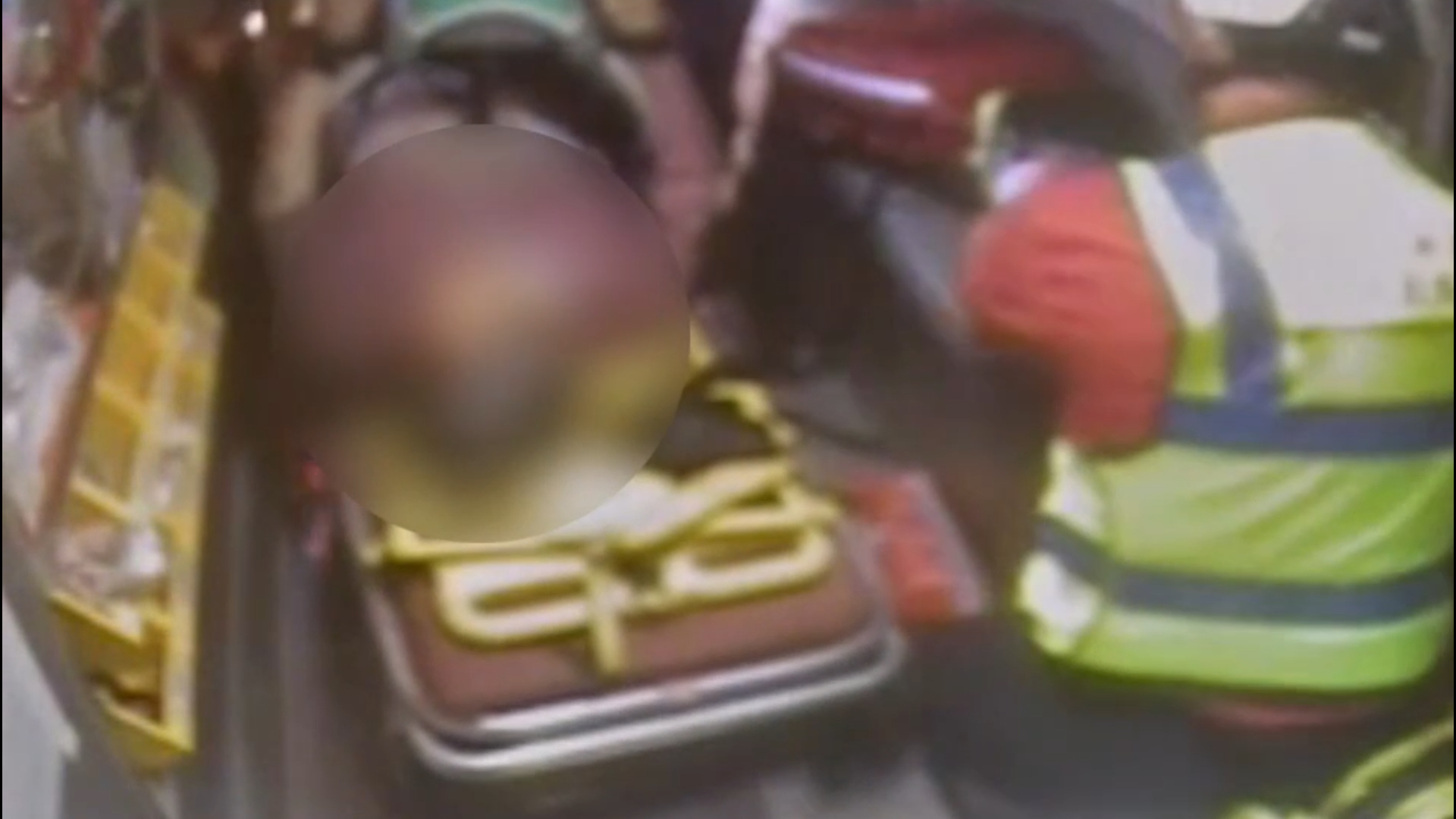 79歲莊姓老婦人到友人家餐敘結束後，徒步返家途中違規跨越193縣道雙黃線，疑因天雨視線昏暗，遭52歲林姓男子駕駛的自小客車撞飛。