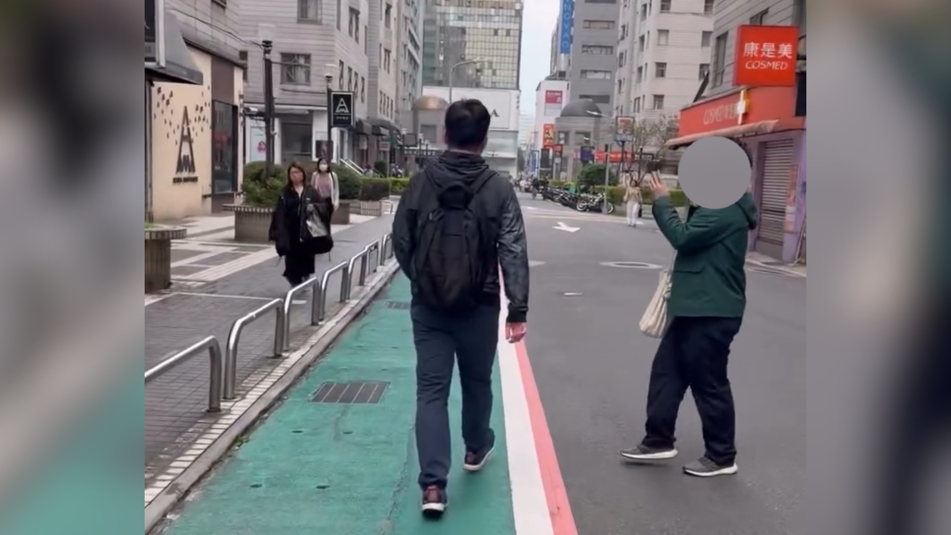 孫女25日上班途中，再次目擊徐男疑似又故意衝撞其他路人，於是上前將他攔下要求道歉。