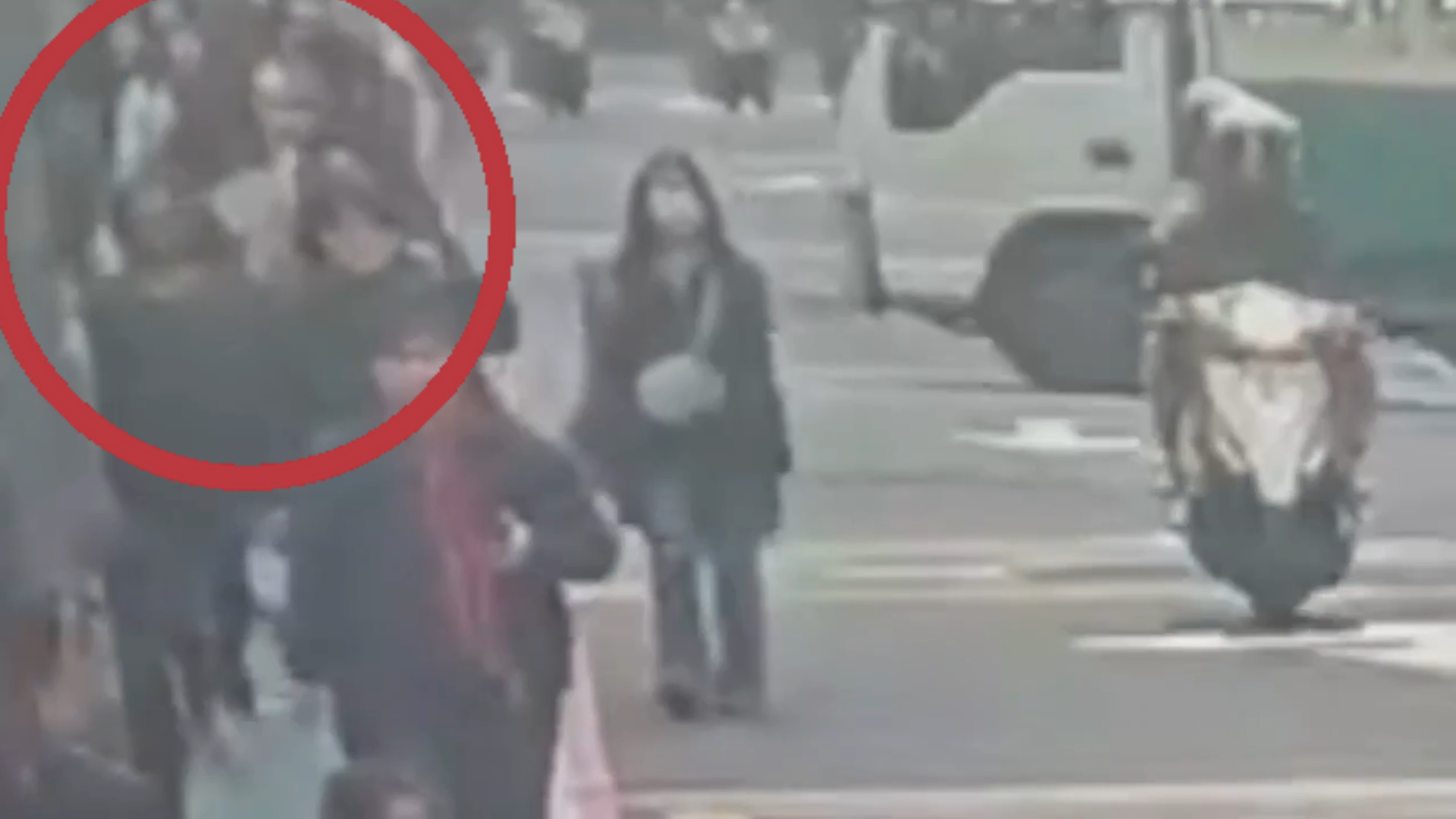 台北市大安區街頭驚傳出現宛如日本的「撞人族」！25歲徐姓男子疑不滿路人邊走邊滑手機，刻意不閃避並用身體衝撞。