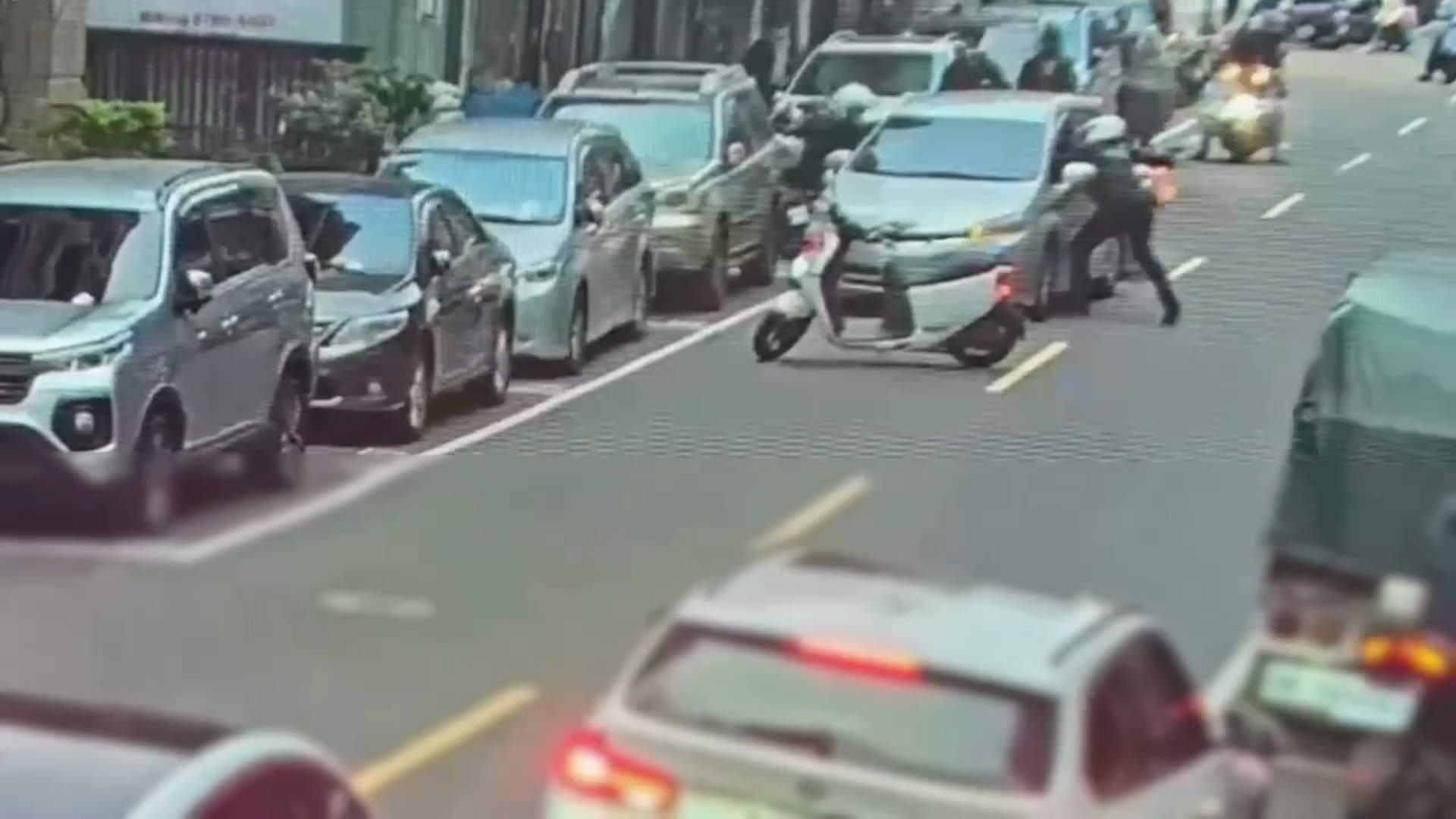 警方啟動線上攔截圍捕，最終成功在仙岩路65號附近將該車強勢攔停。