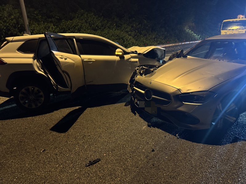 23歲李姓男子駕駛賓士轎車疑因左前輪爆胎停放於外側車道，遭後方26歲陳姓女子駕駛的租賃小客車猛烈追撞。