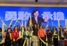 鄭麗文南下高雄黨部團拜 力挺柯志恩喊「有志一同翻轉高雄」