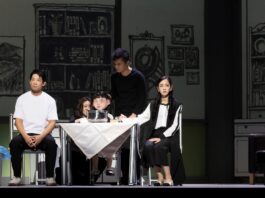 ▲劇中男女主角的女兒以人偶形式登場，隱喻孩子在離異夫妻之間彷彿沒有靈魂、被物化的籌碼。