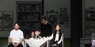 ▲劇中男女主角的女兒以人偶形式登場，隱喻孩子在離異夫妻之間彷彿沒有靈魂、被物化的籌碼。