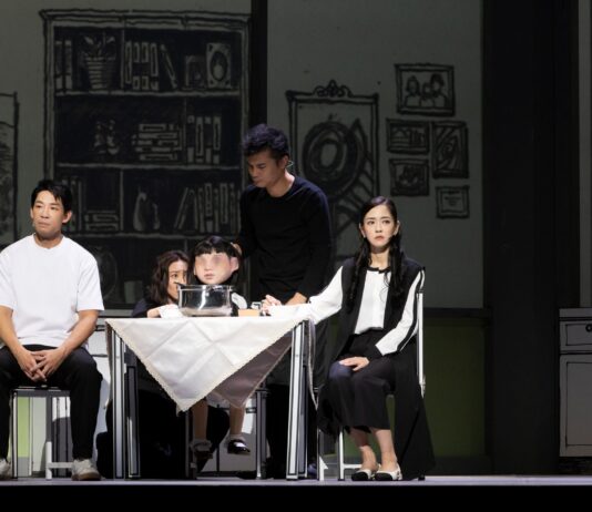 ▲劇中男女主角的女兒以人偶形式登場，隱喻孩子在離異夫妻之間彷彿沒有靈魂、被物化的籌碼。