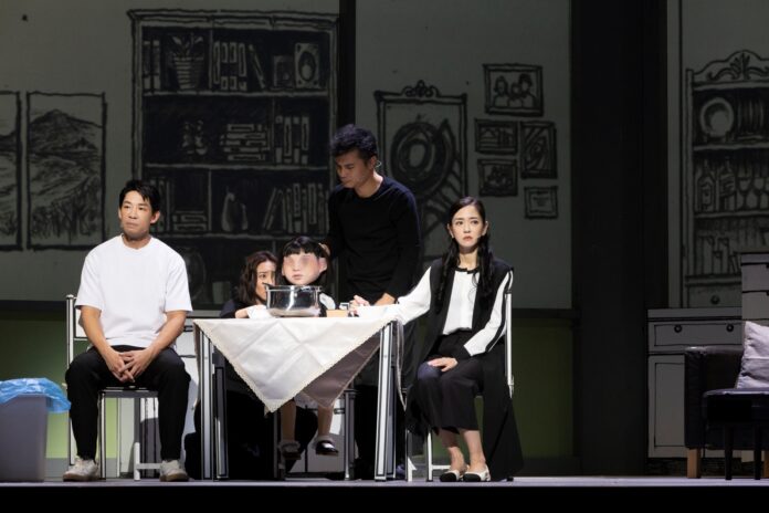 ▲劇中男女主角的女兒以人偶形式登場，隱喻孩子在離異夫妻之間彷彿沒有靈魂、被物化的籌碼。