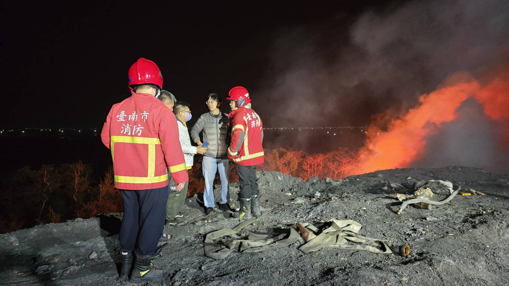 ▲台南安南掩埋場火警！惡火狂燒到天亮 歷時4小時多撲滅（圖／記者王俊勝 翻攝，下同）