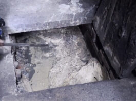 民宅後巷變臭水溝 居民憂:汛期淤泥灌民宅