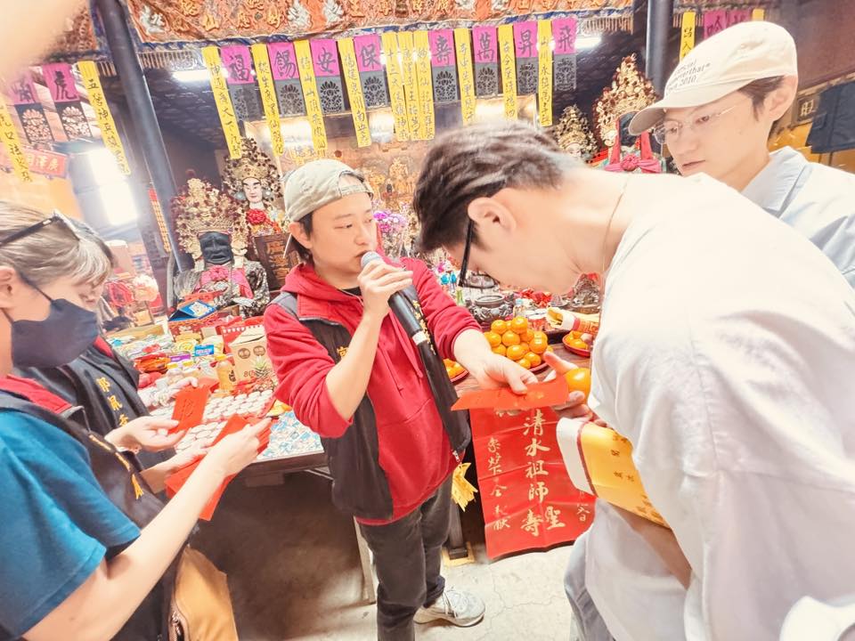 王子與毛弟現身團拜。（圖／翻攝大溪鳳山寺廣澤宮臉書）