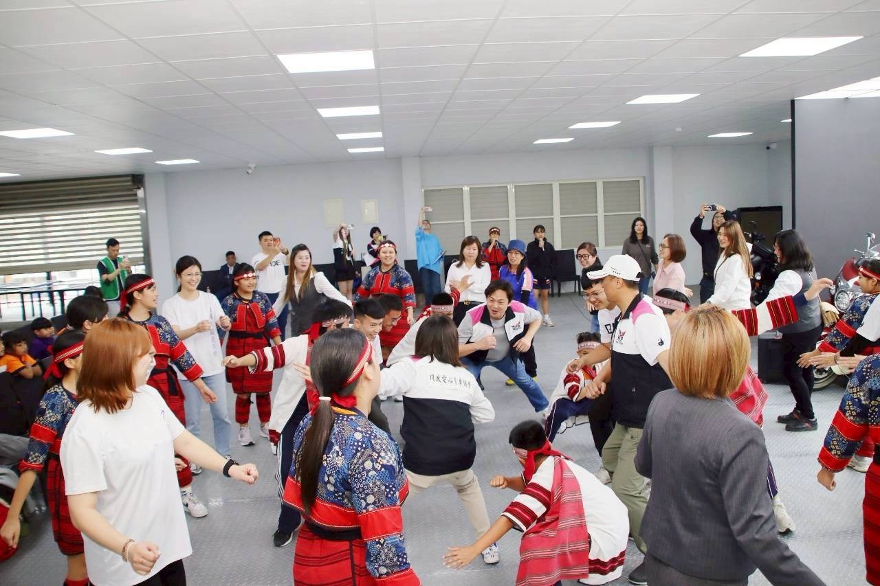 互助國小學生身穿原住民族傳統服飾，帶領現場來賓一同圍舞《我們都是一家人》，展現文化自信與感謝之情，氣氛熱烈溫馨。