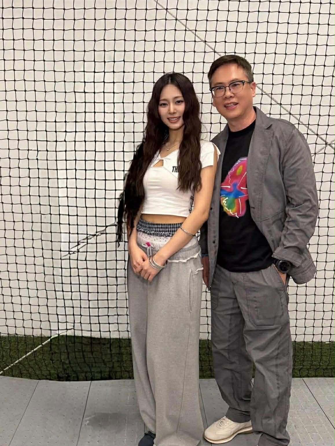 賈永婕分享和周子瑜的合照，沒想到老公竟然修圖修掉她。（圖／翻攝賈永婕臉書）