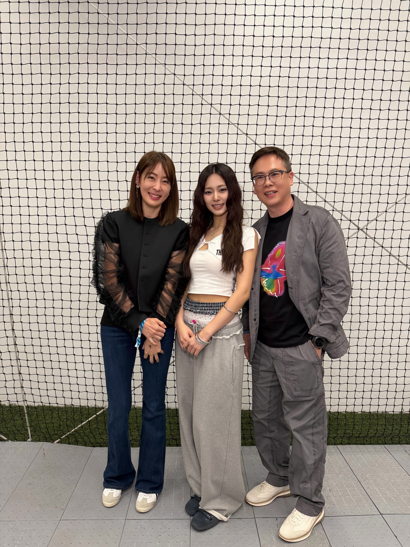 賈永婕分享和周子瑜的合照，沒想到老公竟然修圖修掉她。（圖／翻攝賈永婕臉書）