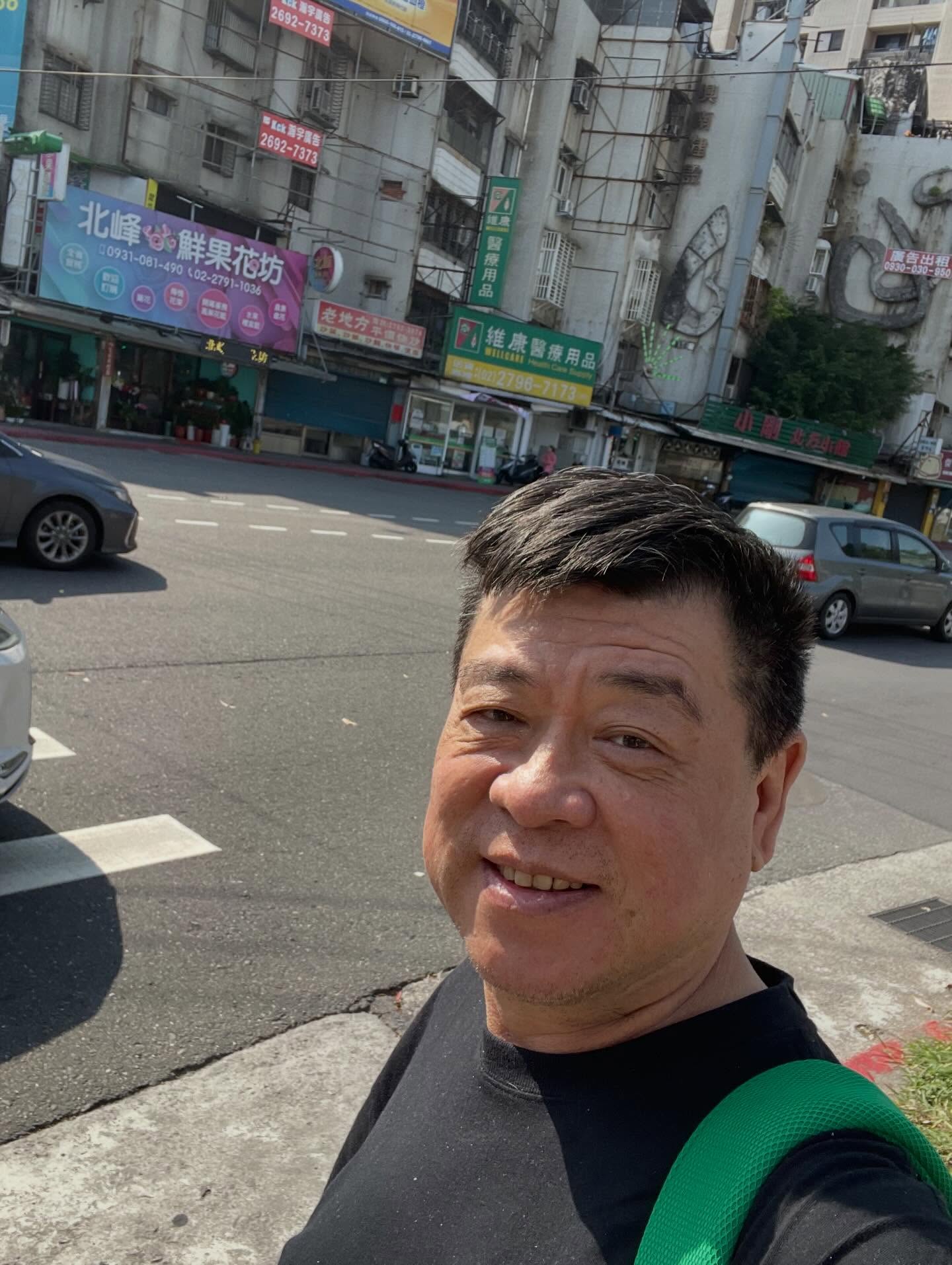 孫德榮領養26歲的唯哲當養子,遺產已經分配好。(圖/翻攝孫德榮臉書)