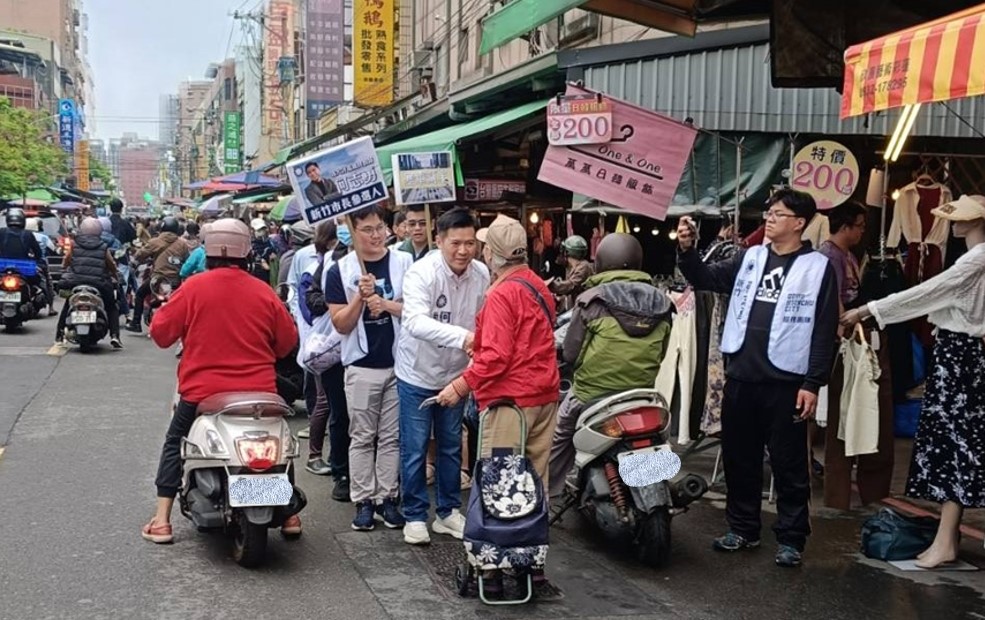 新竹市長選舉，有意參選的各方勢力已經展開各項活動，國民黨新竹市長參選人之一何志勇在新竹中央市場進行拜訪。（圖/何志勇競選總部）