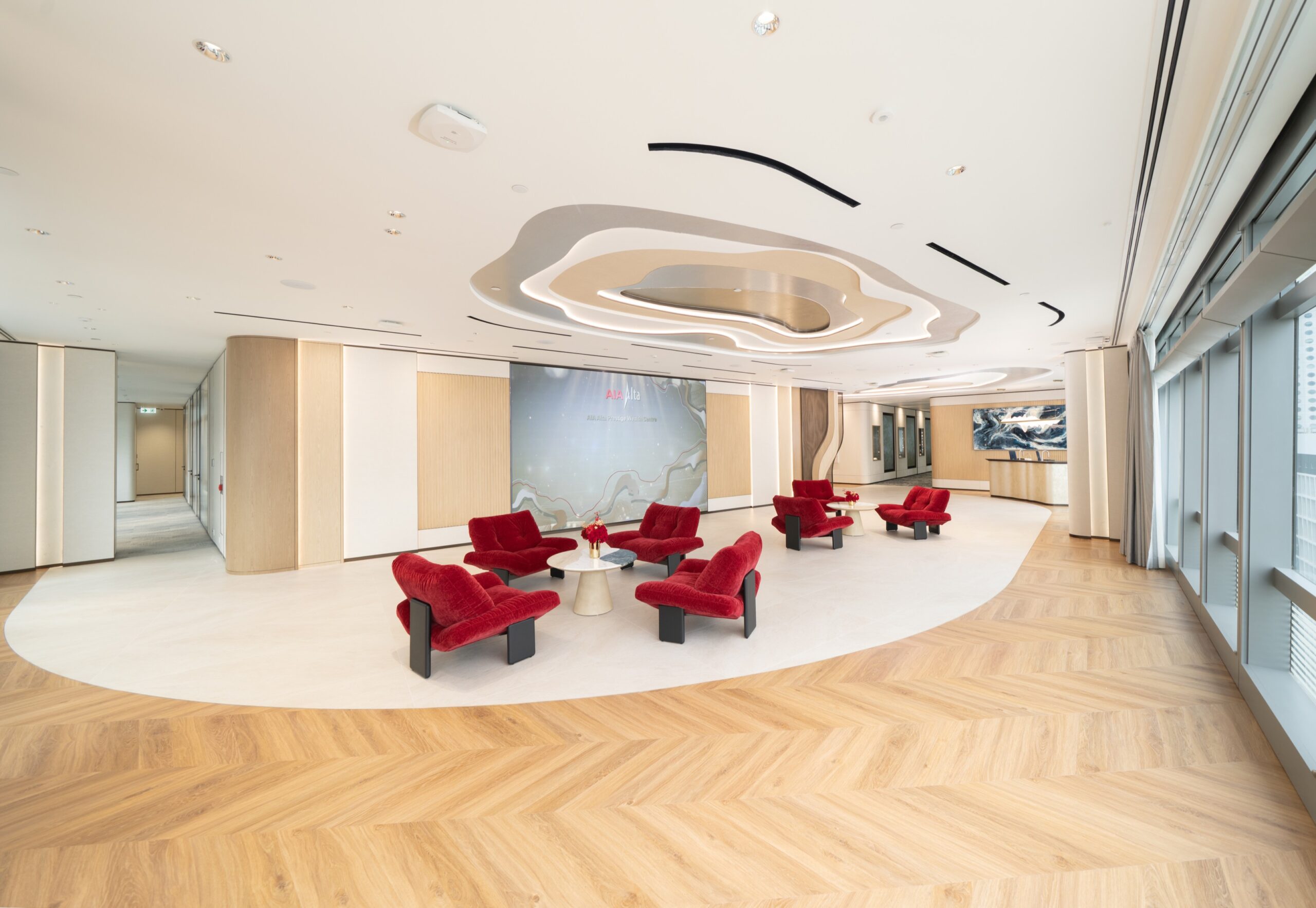 「友邦峻宇尊尚財富中心」專為回應客戶在跨市場財富、健康及傳承規劃方面日益複雜的需求而設， 並透過高度整合及個人化的諮詢體驗，為客戶提供全方位的支援。