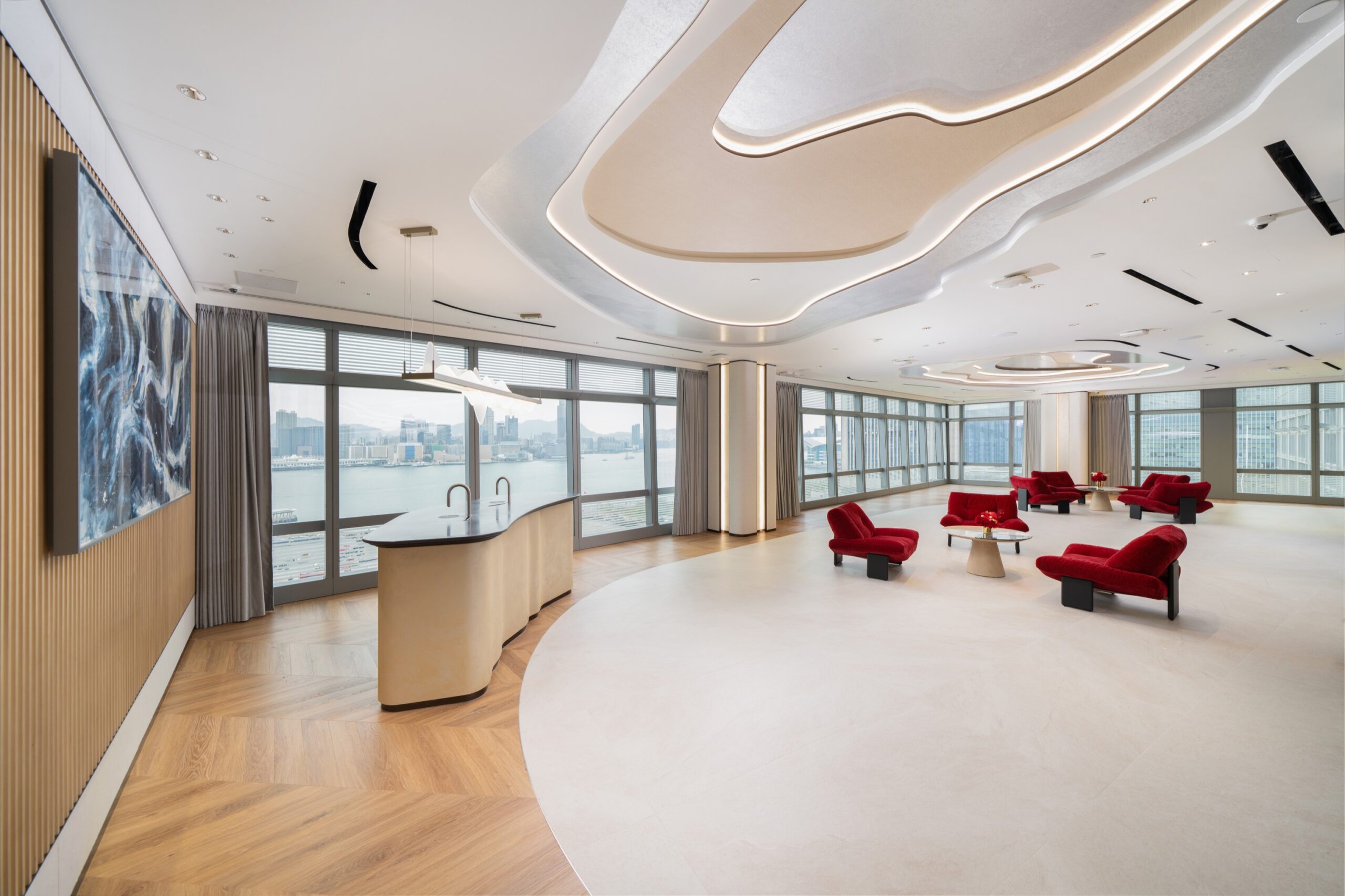 來賓可飽覽維多利亞港全景，遠眺香港天際線等地標景致。