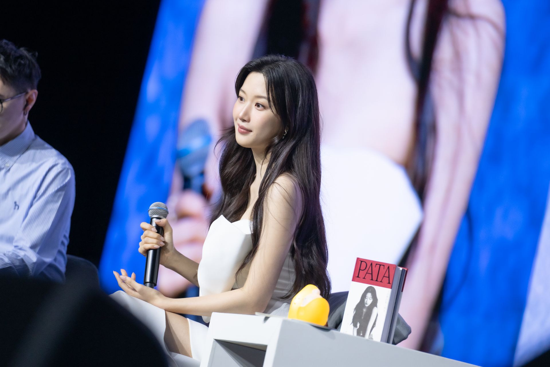 文佳煐穿著白色禮服現身見面會。（圖／星樂全球）