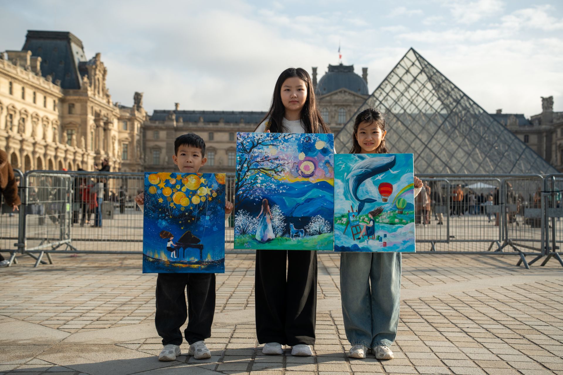▲圖為2026年度：IAP國際藝術展〈文化融合〉徵件主題多位台灣小小藝術家們與畫作進前進羅浮宮合影