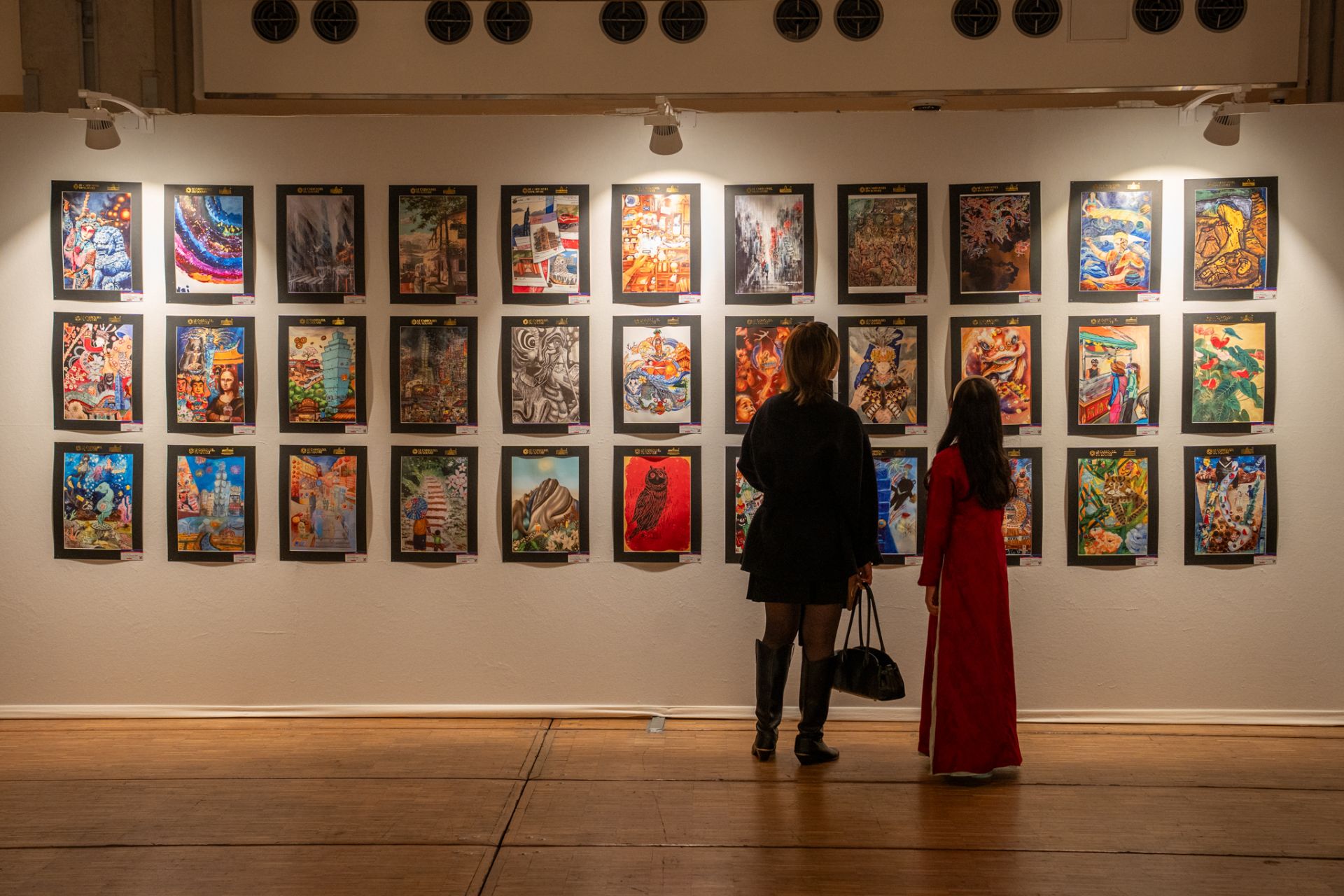 ▲圖為2026年度IAP國際藝術展〈文化融合〉徵件主題台灣畫作入選進羅浮宮作品展覽牆