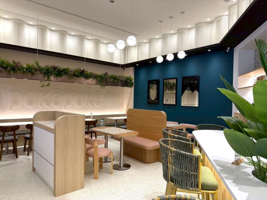 PokéPoké・波奇波奇台南西門店在空間設計，整體以柔和燈光與自然材質為主軸，搭配木質桌椅與植栽元素，營造出輕鬆且具有呼吸感的用餐氛圍。(圖/業者提供)