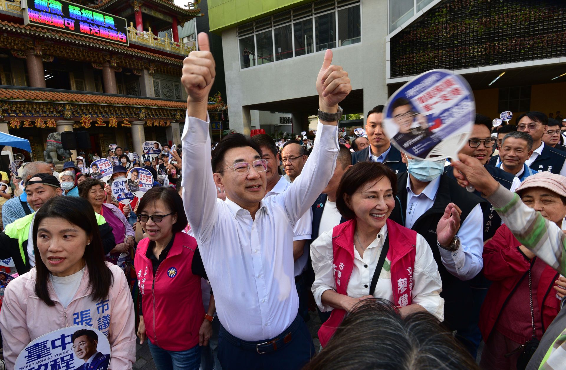 國民黨臺中市長初選將於下週登場，臺中市長參選人江啟臣21日於南屯區水安宮舉行見面會，在兩岸溝通之門封閉下，台海局勢漸趨緊張，民眾最迫切的需求是國泰民安。（黃國峰攝）