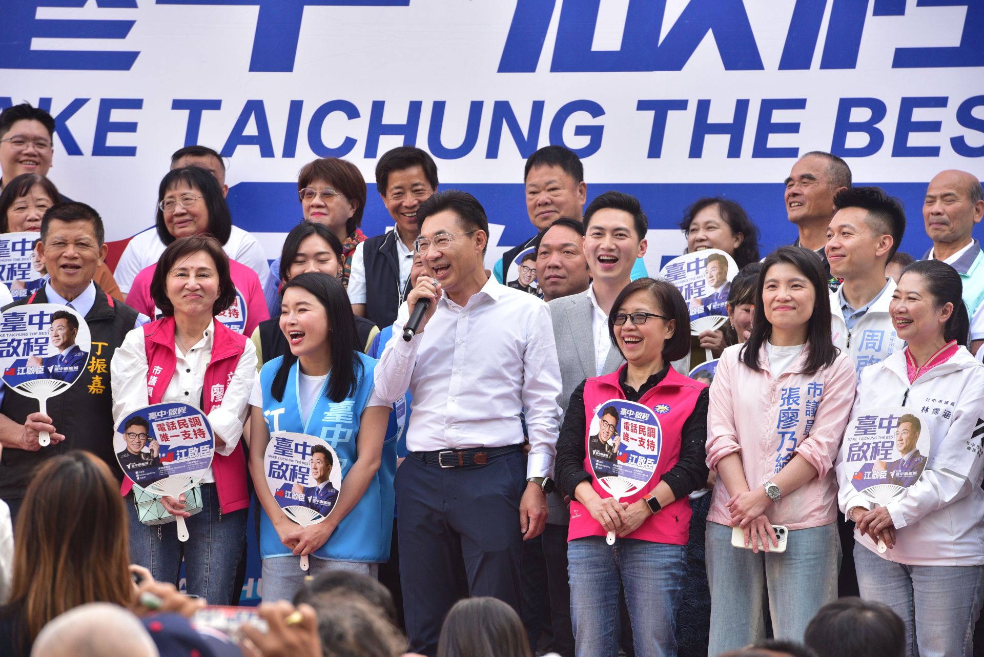 臺中市長參選人江啟臣21日於南屯區水安宮舉行「臺中啟程、打造旗艦城」見面會，現場藍白民代展現大團結。（黃國峰攝）