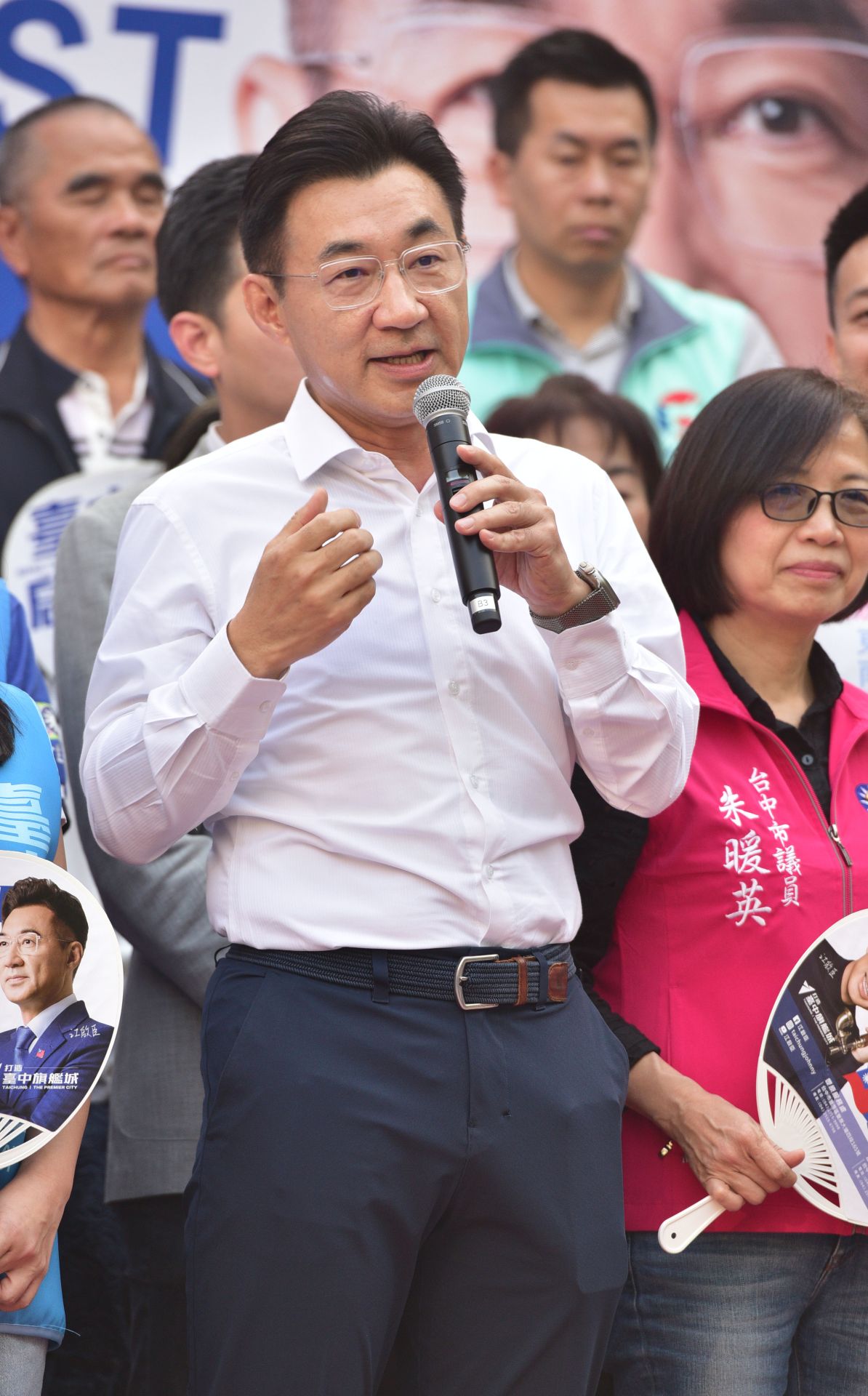 臺中市長參選人江啟臣21日於南屯區水安宮舉行「臺中啟程、打造旗艦城」見面會，現場藍白民代展現大團結。（黃國峰攝）