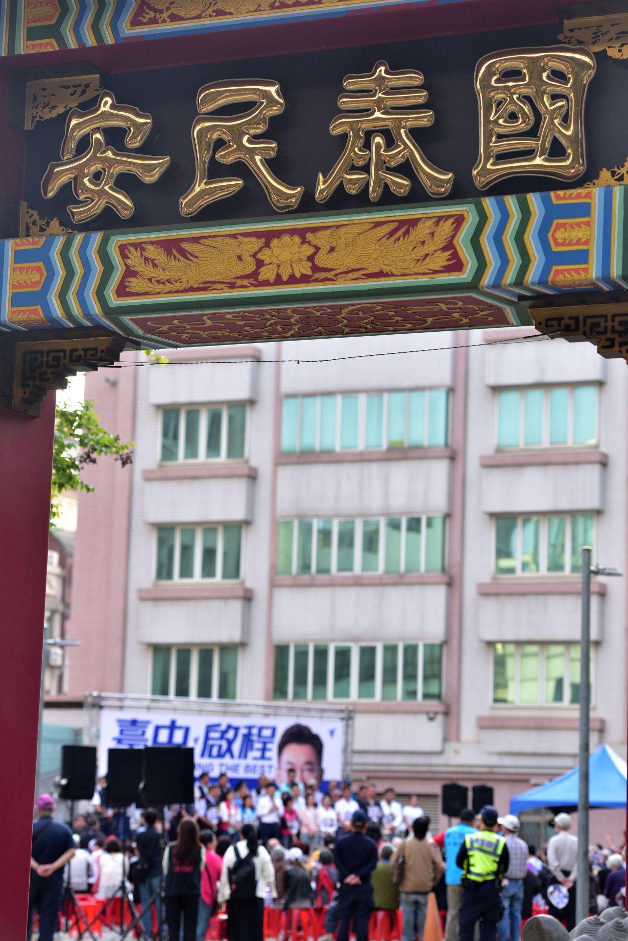 國民黨臺中市長初選將於下週登場，臺中市長參選人江啟臣21日於南屯區水安宮舉行見面會，在兩岸溝通之門封閉下，台海局勢漸趨緊張，民眾最迫切的需求是國泰民安。（黃國峰攝）