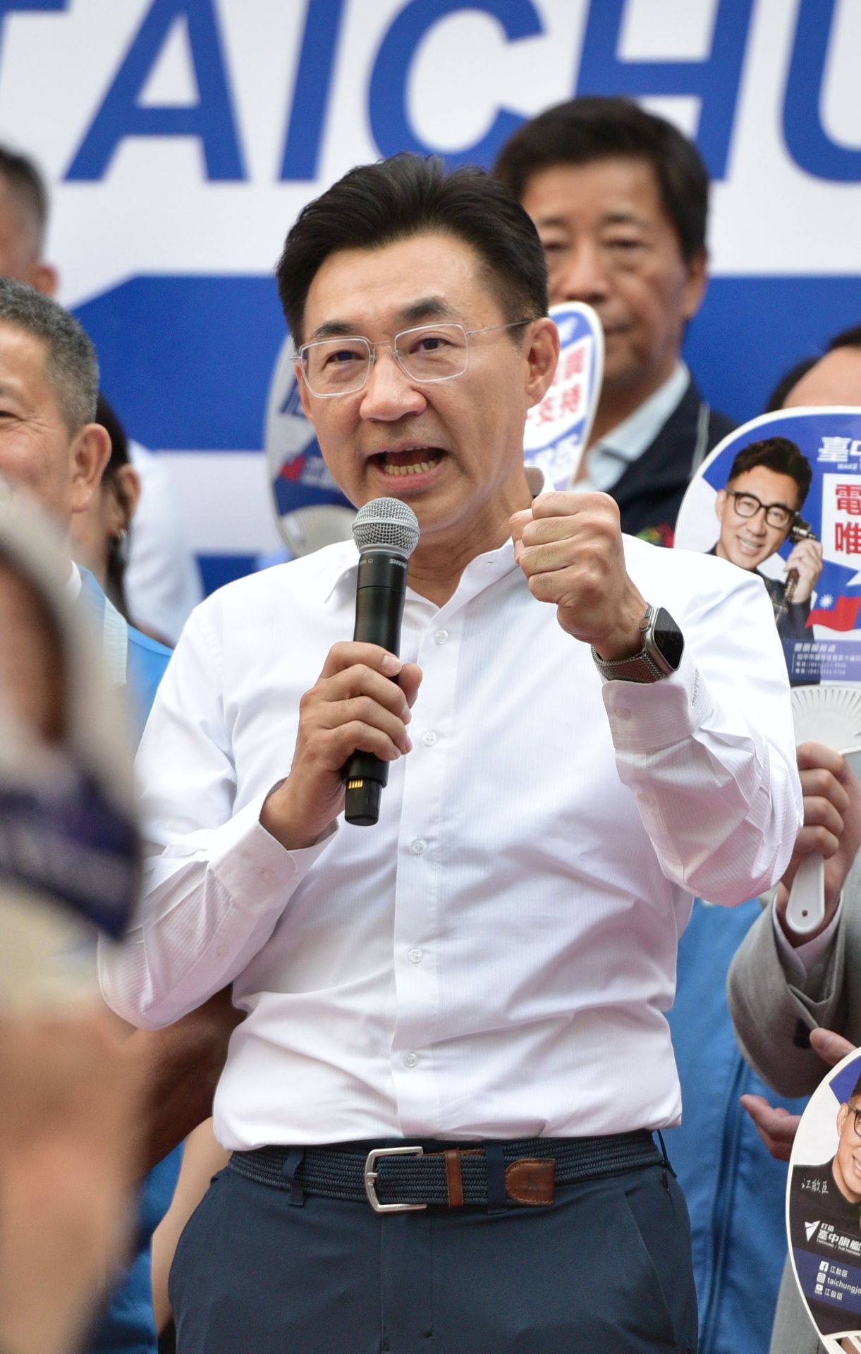 國民黨臺中市長初選將於下週登場，臺中市長參選人江啟臣21日於南屯區水安宮舉行見面會，在兩岸溝通之門封閉下，台海局勢漸趨緊張，民眾最迫切的需求是國泰民安。（黃國峰攝）