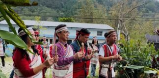 農村水保署16日辦苗栗南江休區區獵人學校走讀，依照原住民古風習俗，先行敬拜山神，帶領大家進入山林場域，以示對自然生態的尊重。(圖/記者林均和攝)