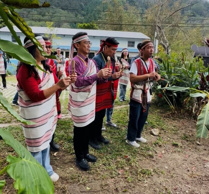 農村水保署16日辦苗栗南江休區區獵人學校走讀，依照原住民古風習俗，先行敬拜山神，帶領大家進入山林場域，以示對自然生態的尊重。(圖/記者林均和攝)