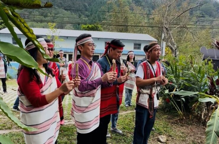 農村水保署16日辦苗栗南江休區區獵人學校走讀，依照原住民古風習俗，先行敬拜山神，帶領大家進入山林場域，以示對自然生態的尊重。(圖/記者林均和攝)