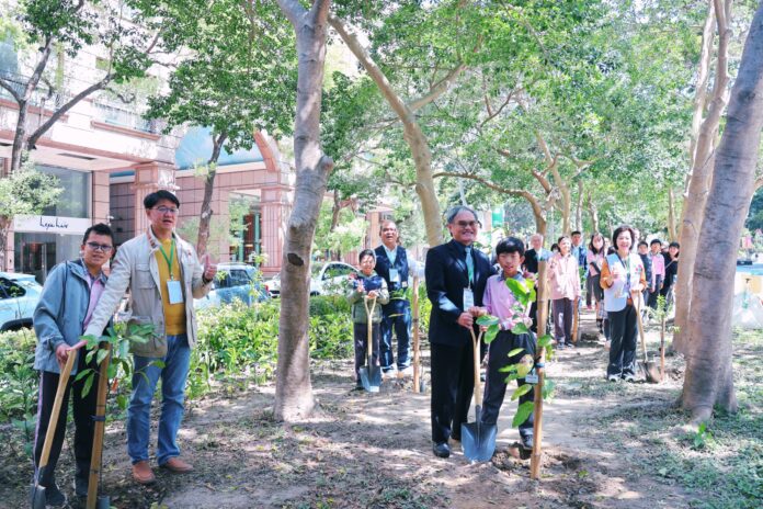 ▲為響應植樹節，科博館攜手國際扶輪3462地區1-3分區各社及臺中市忠明國小舉辦苗木撫育及植樹活動，盼為城市生態系注入更具韌性的力量。